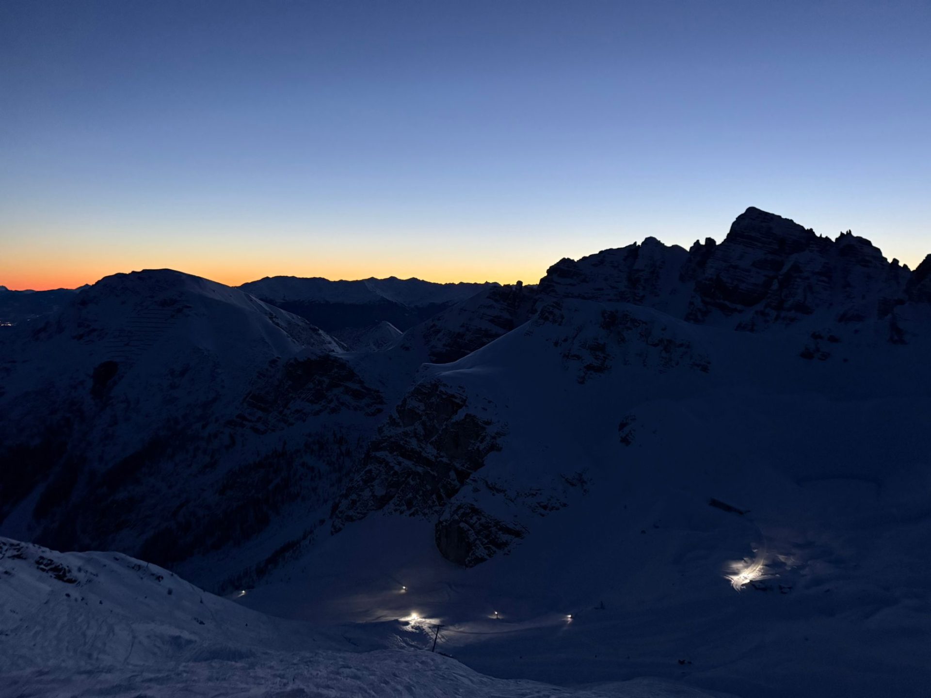 Bergsilhouetten in der Dämmerung