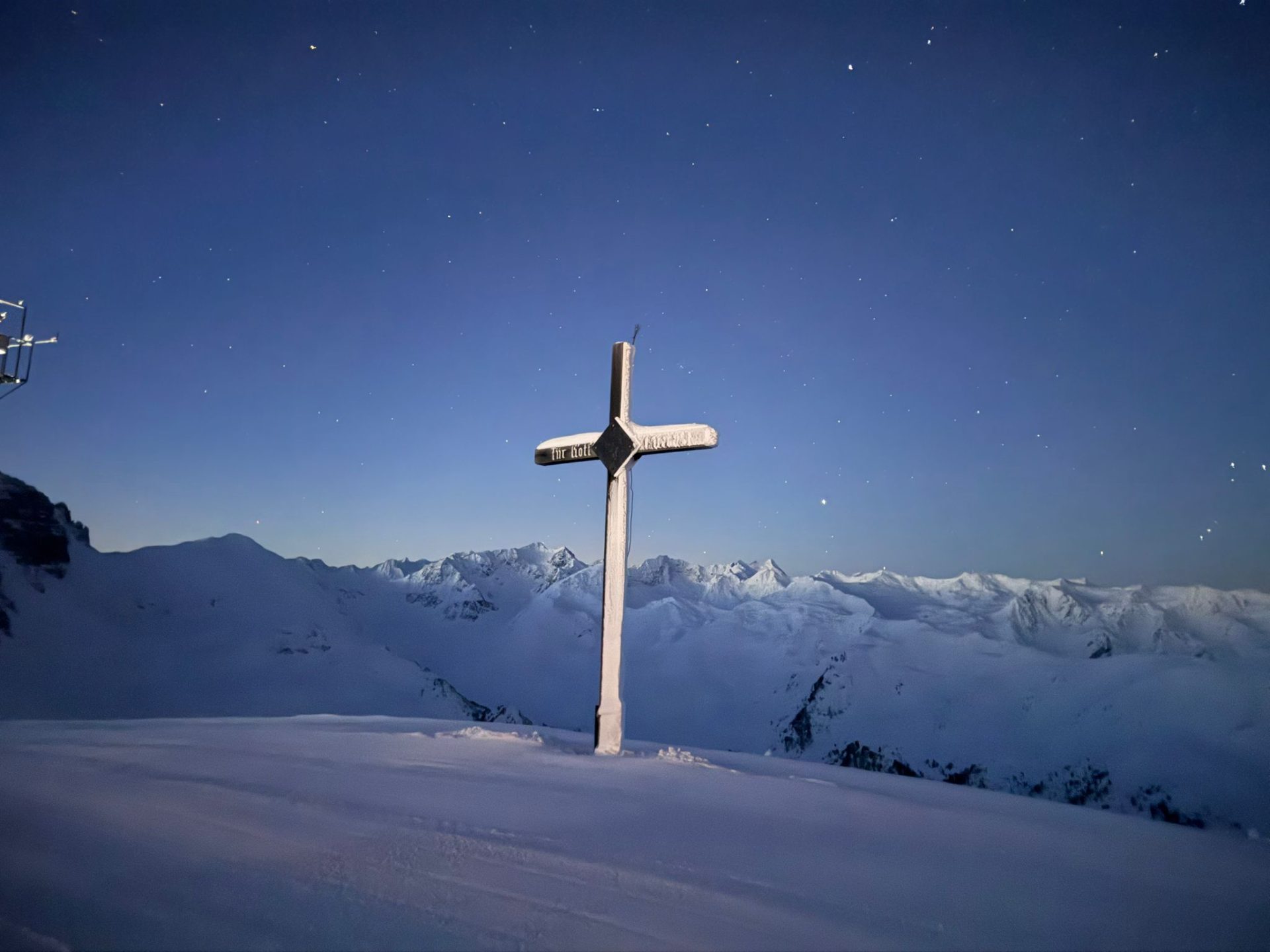 Gipfelkreuz im Morgenlicht