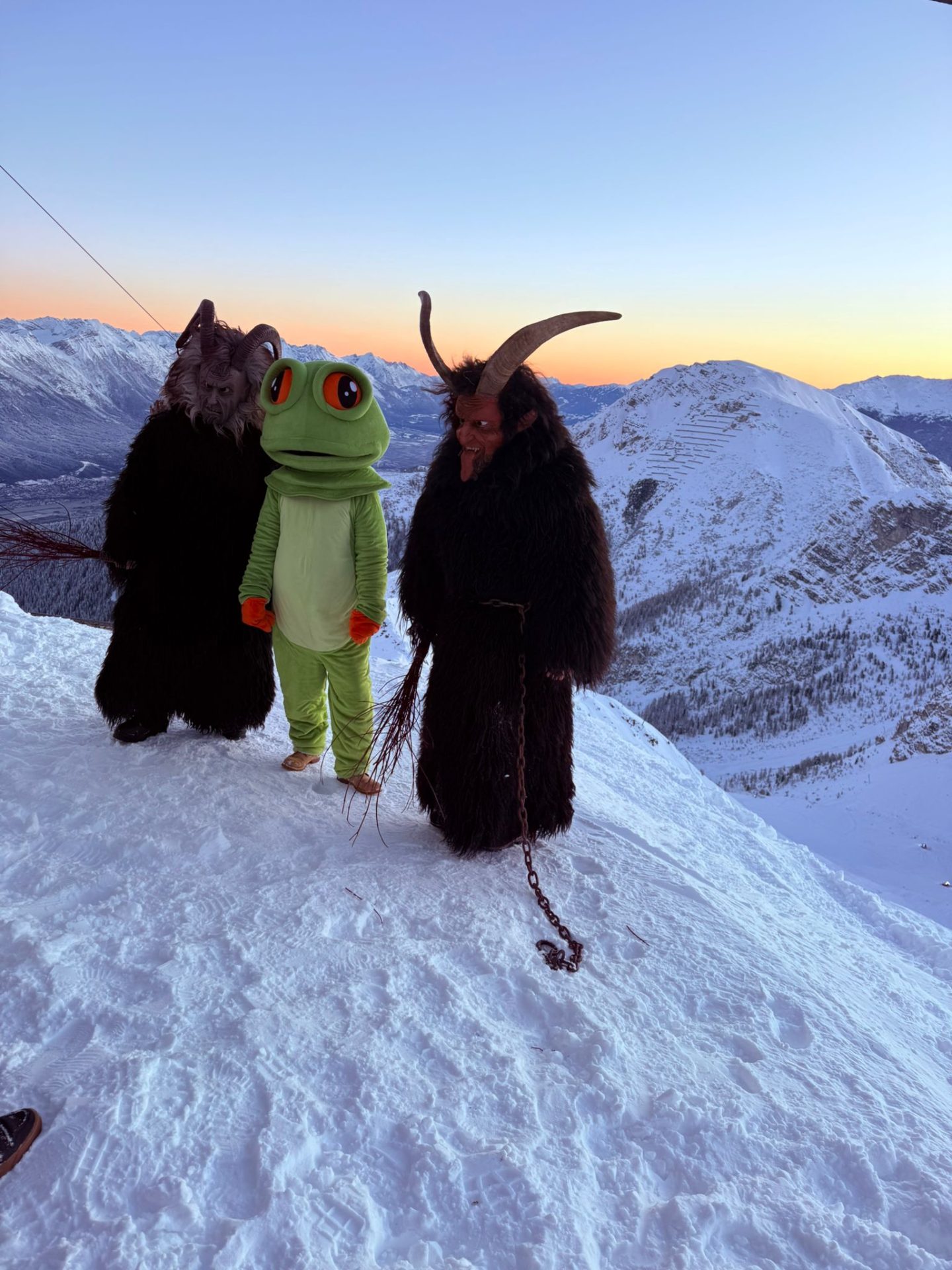 Brauchtumsfiguren bei Sonnenaufgang