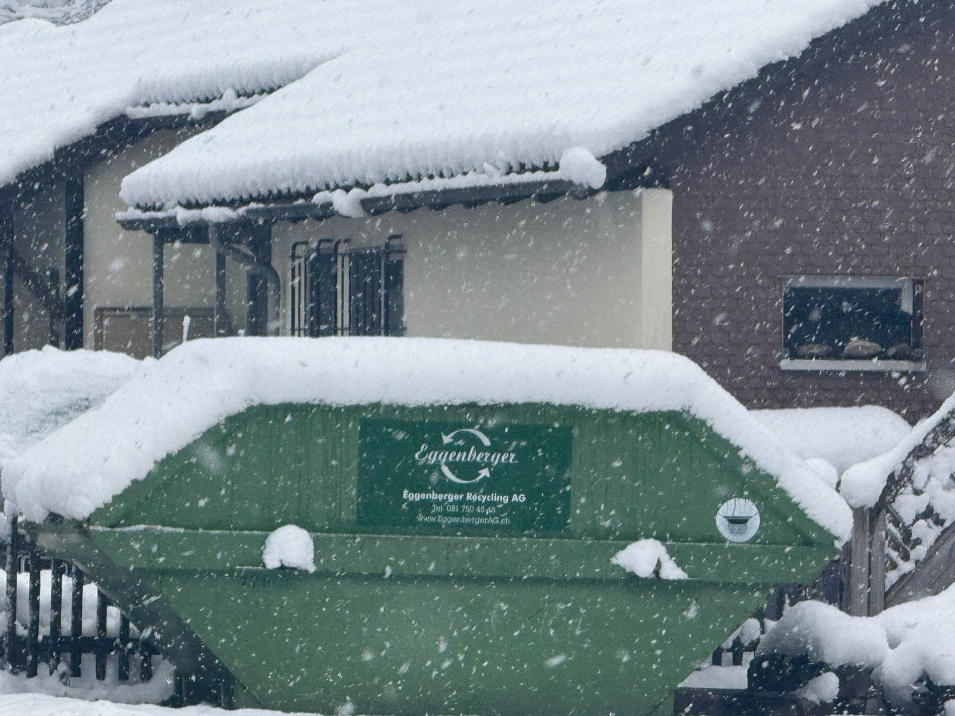 Heiligkreuz: Bäume mit Schnee.