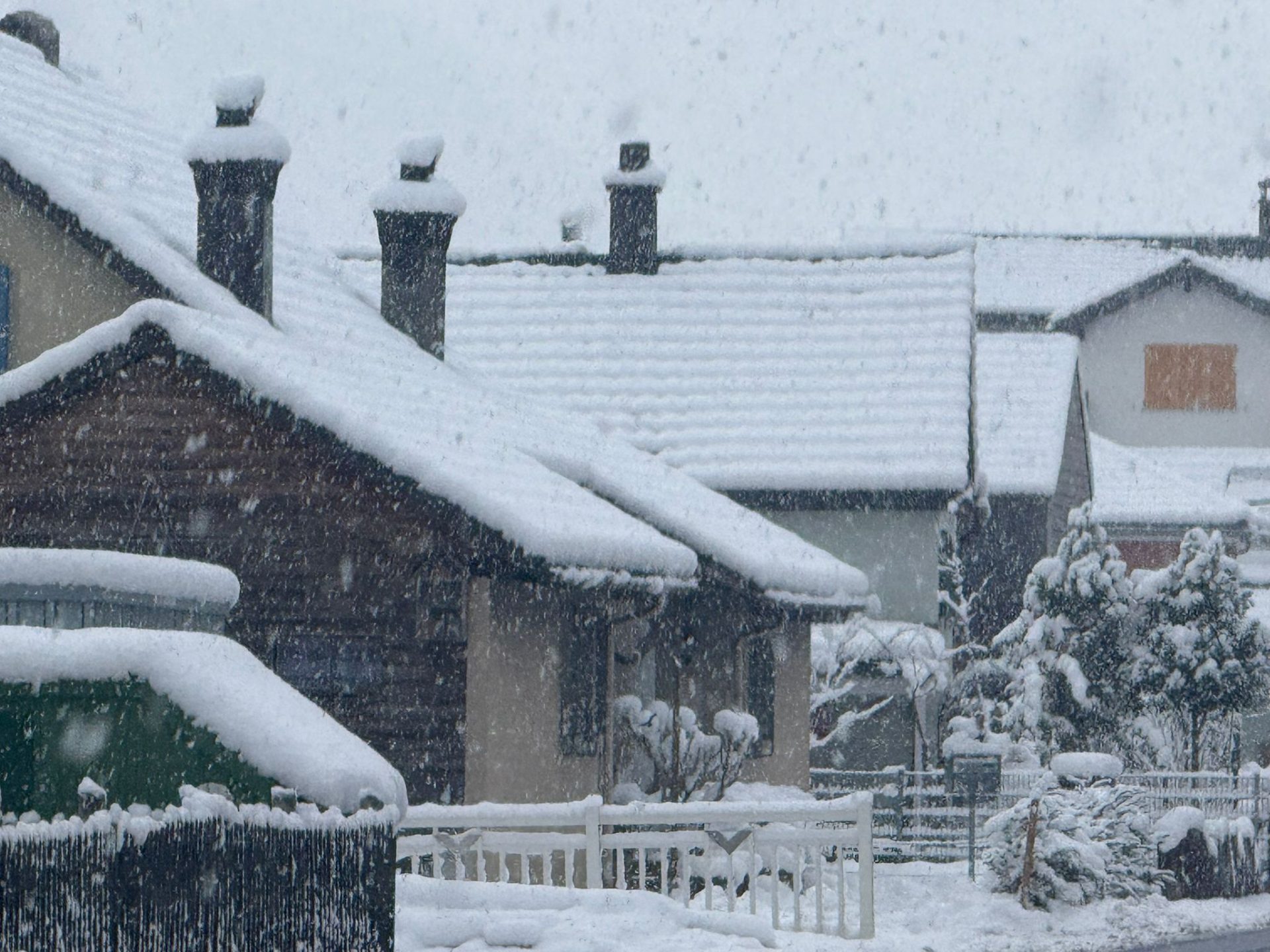 Heiligkreuz: Umgebung im Schneeschauer.
