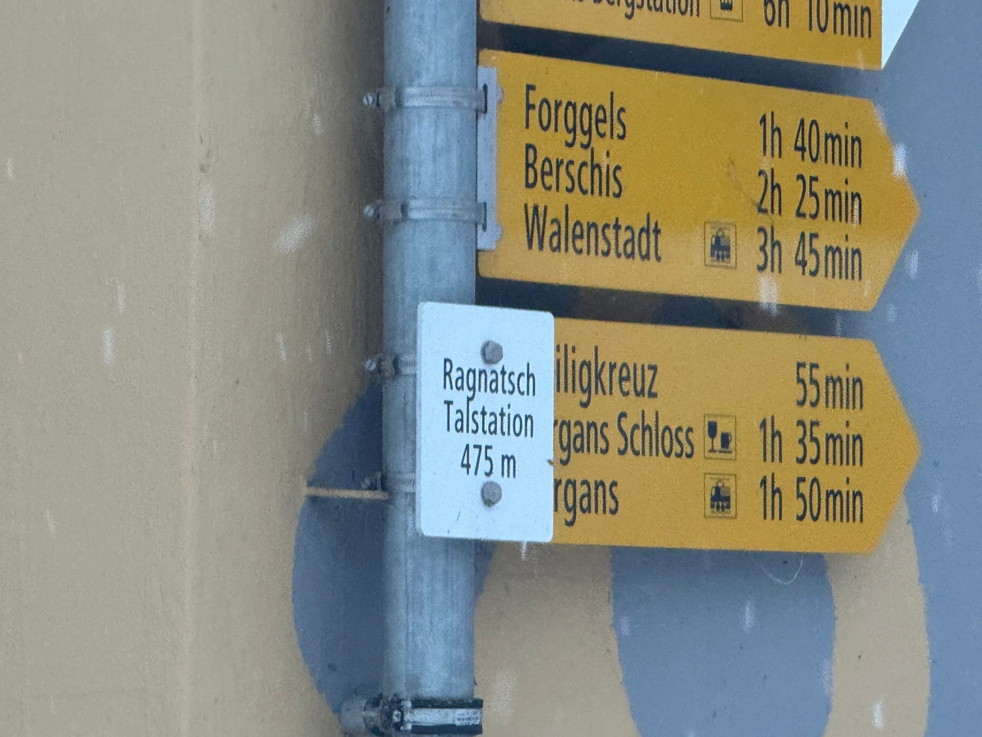 Palfries Talstation: Gebäude mit Schnee.