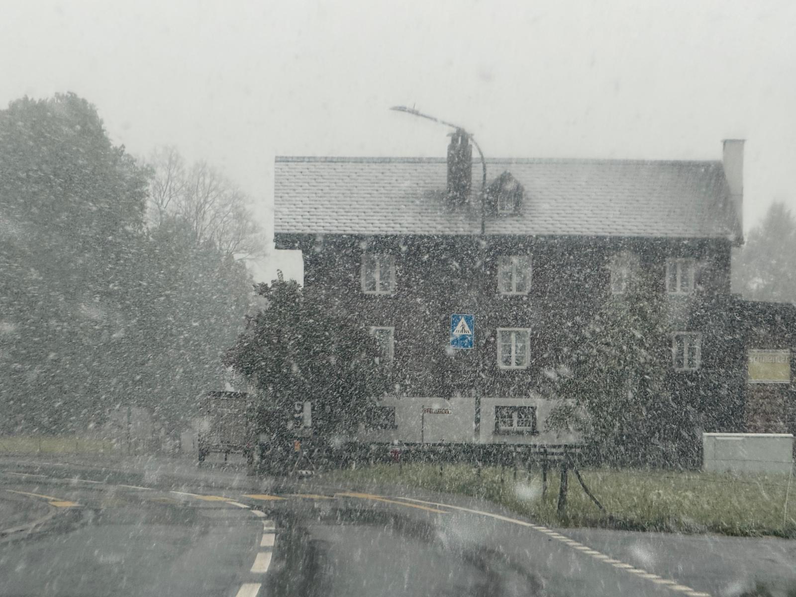 Später Schnee in Elm Dorf im Mai 2026