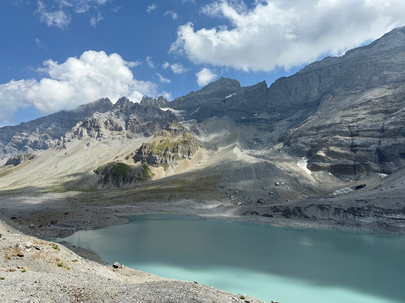 Griesslisee am Klausenpass auf rund 2000 Metern mit türkisfarbenem Wasser, Felswänden und Schneefeldern