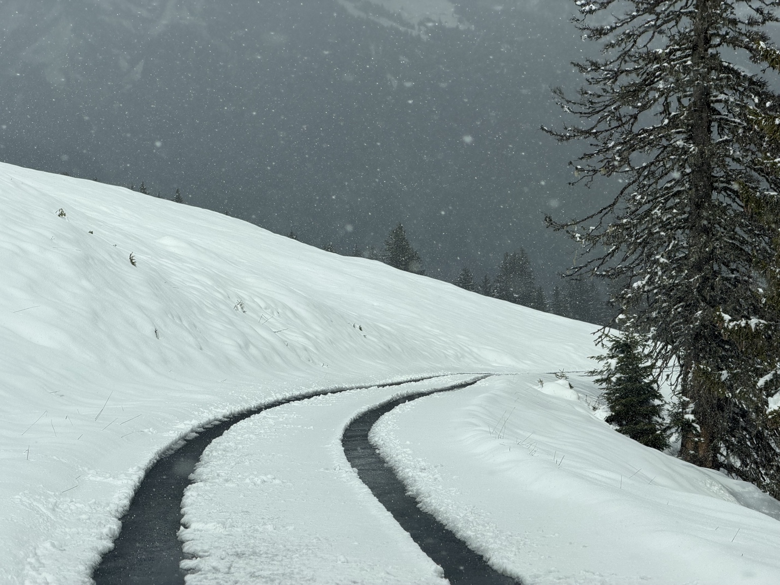 Verschneite Landschaft in den Glarner Alpen im Mai 2026