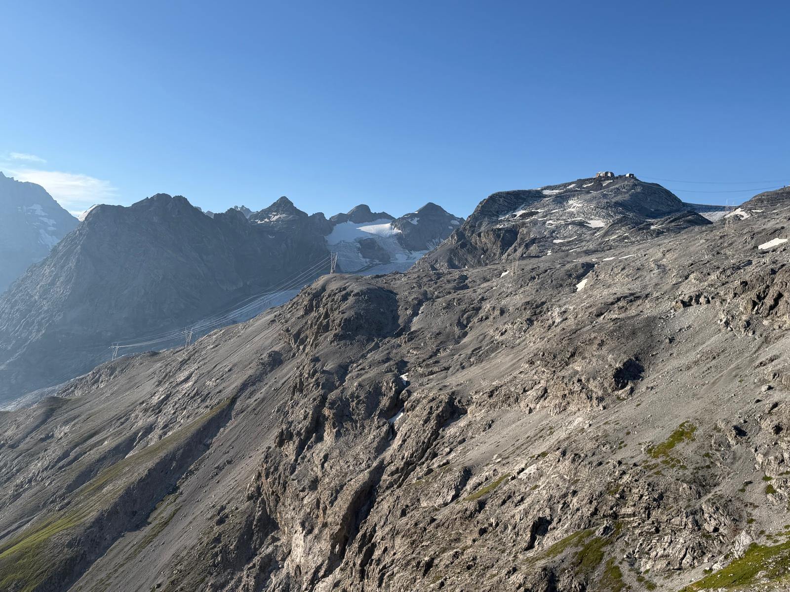 Stilfser Joch im Sommer 2026 mit Seilbahn und weitgehend schneefreier Hochgebirgslandschaft
