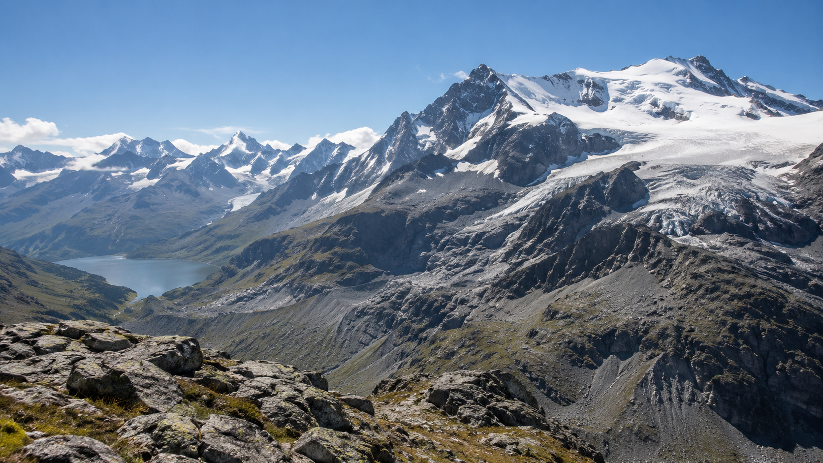 Hochalpine Schweizer Berglandschaft mit Gletscher, Fels und spätsommerlichem Wetter.