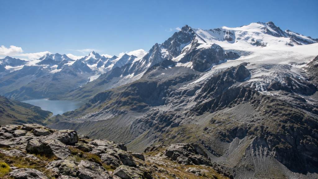 Hochalpine Schweizer Berglandschaft mit Gletscher, Fels und spätsommerlichem Wetter.