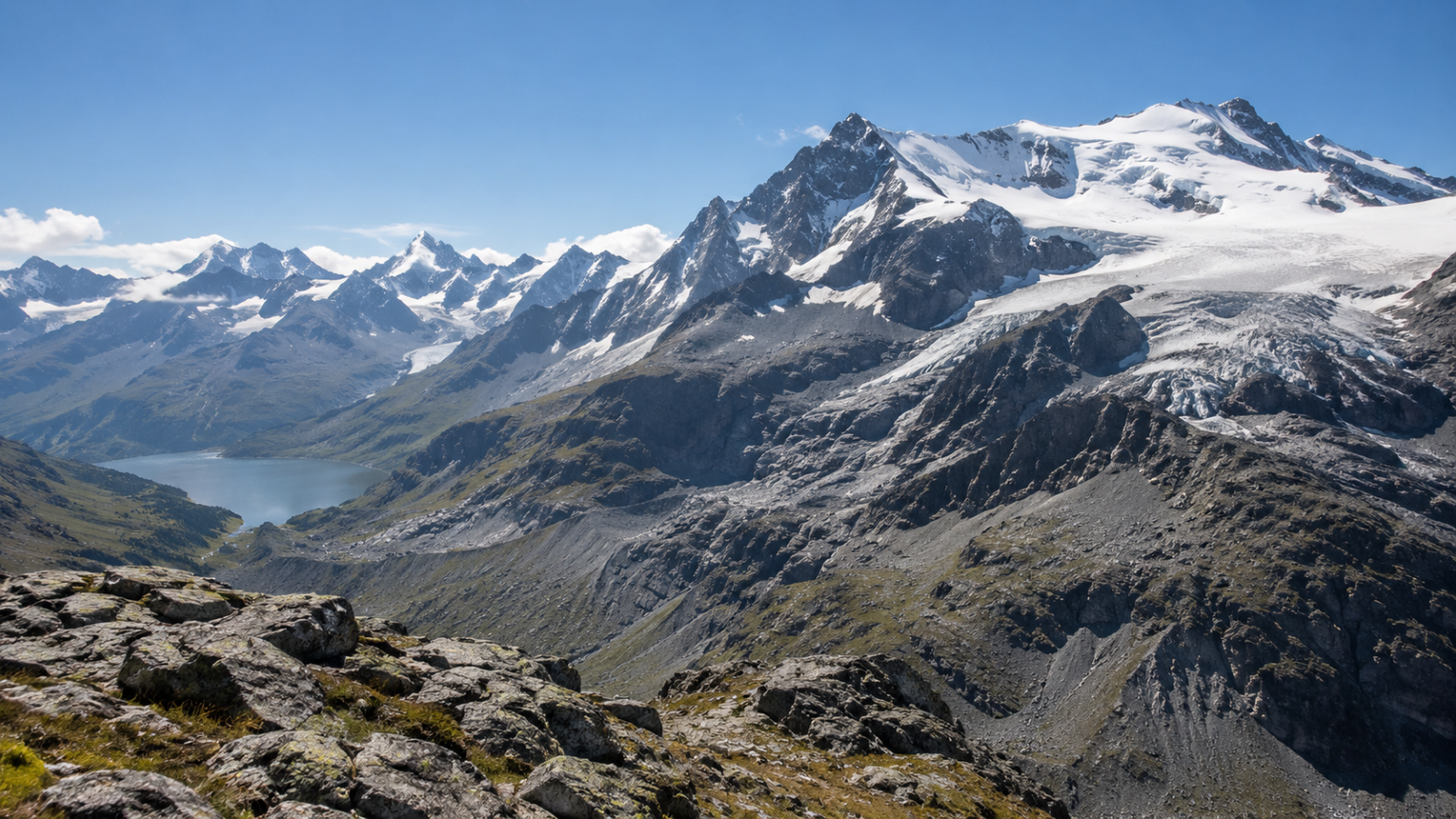 Hochalpine Schweizer Berglandschaft mit Gletscher, Fels und spätsommerlichem Wetter.