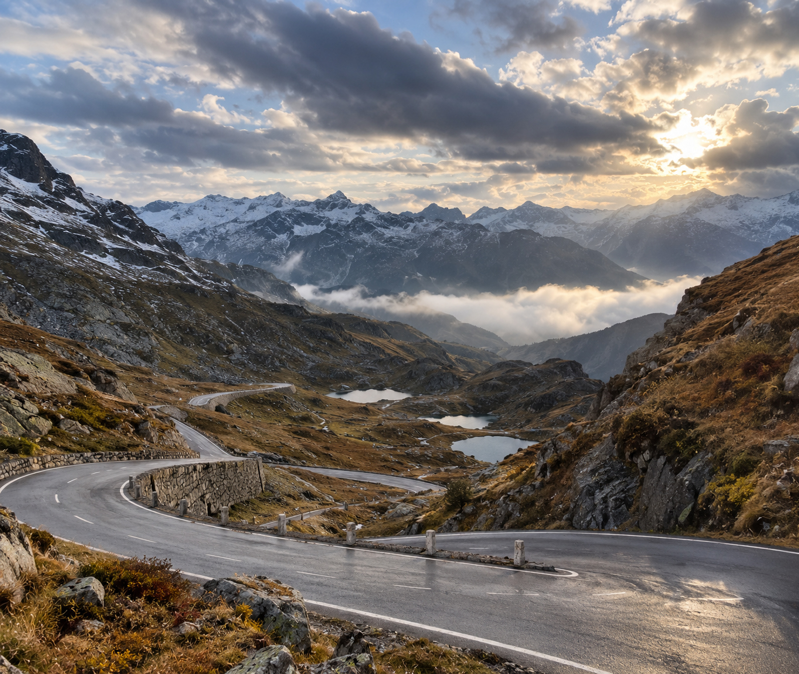 Alpine Passstrasse unter winterlichen Bedingungen mit Schnee in den Hochlagen