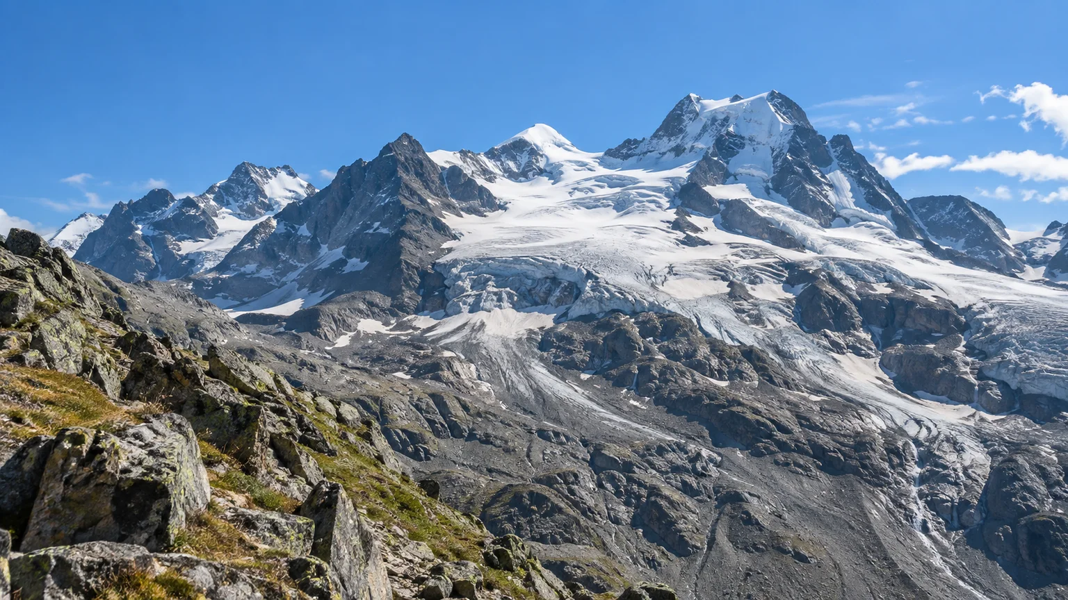 Hochalpine Gletscher- und Firnlandschaft unter kräftiger Septembersonne.