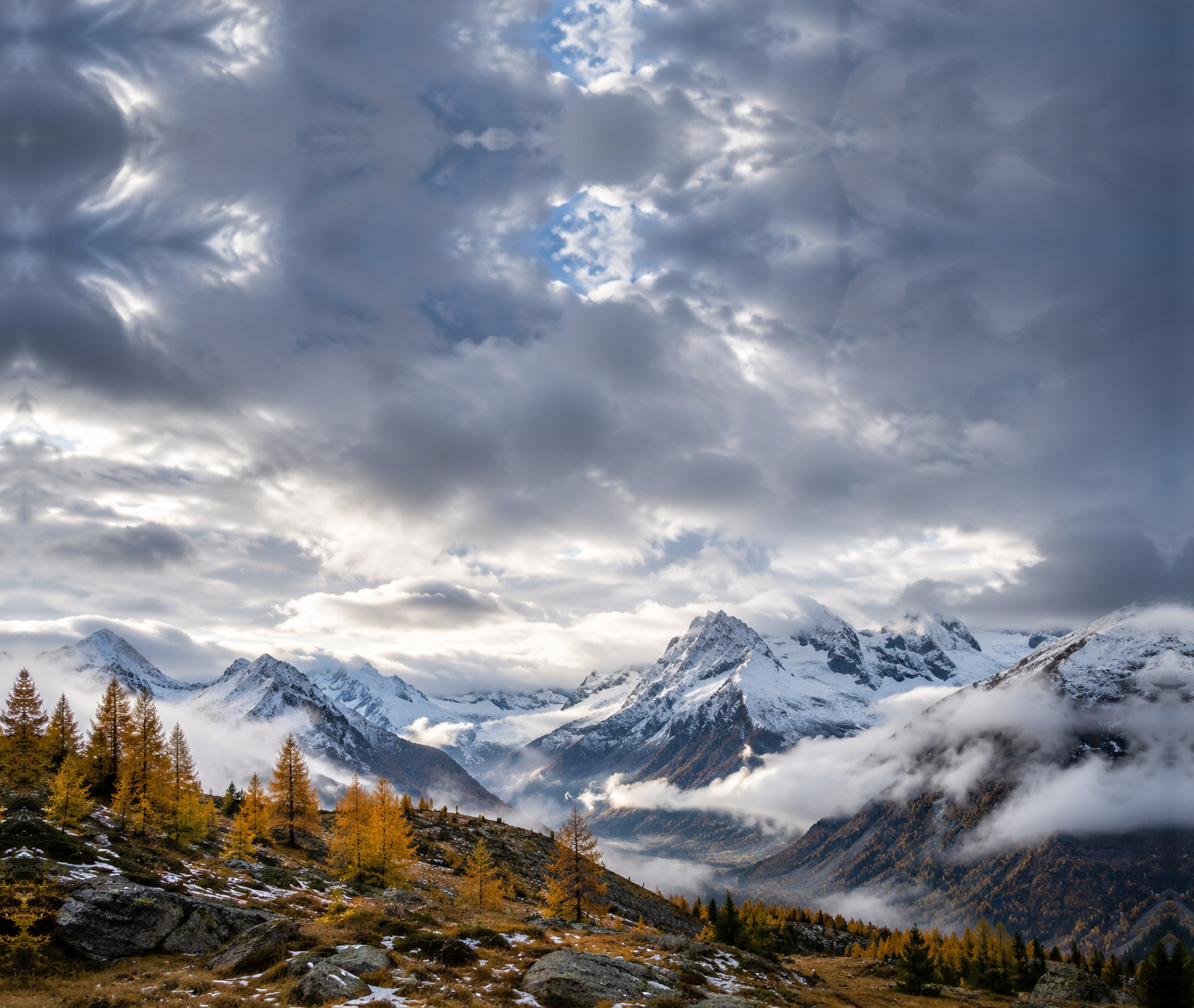 Fotorealistisch erzeugtes Symbolbild schneebedeckter Hochalpen mit Herbstbäumen und Wolken, keine aktuelle Schneemessung