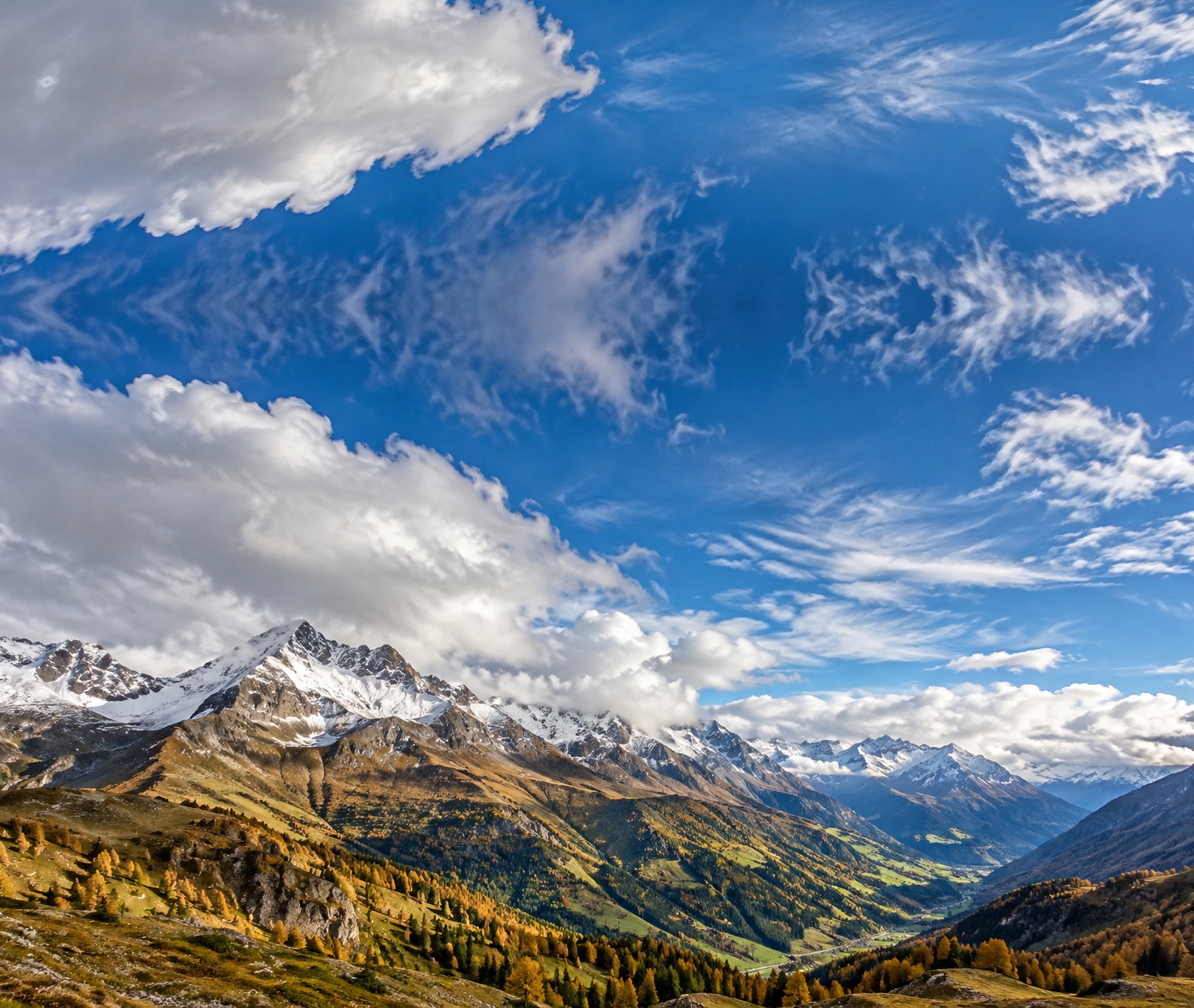 Alpine Hochgebirgslandschaft nach frühem Oktoberschneefall mit Schnee in Hochlagen und herbstlichen Hängen darunter, als regionales Symbolbild.