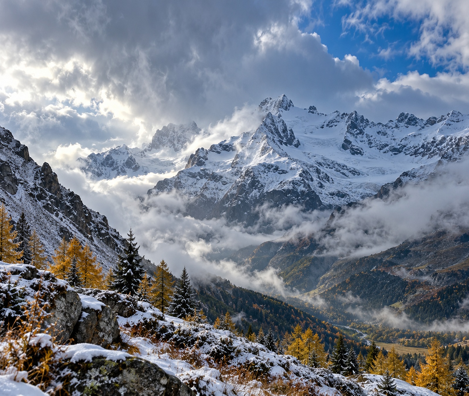 Symbolbild: frischer Herbstschnee in den Schweizer Hochalpen, während die tieferen Hänge noch herbstlich und nur nass sind.