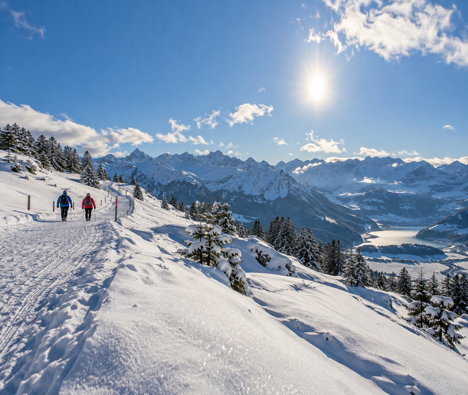 Verschneiter Bergwanderweg und Alpenkulisse, Symbolbild zur Wintersaison